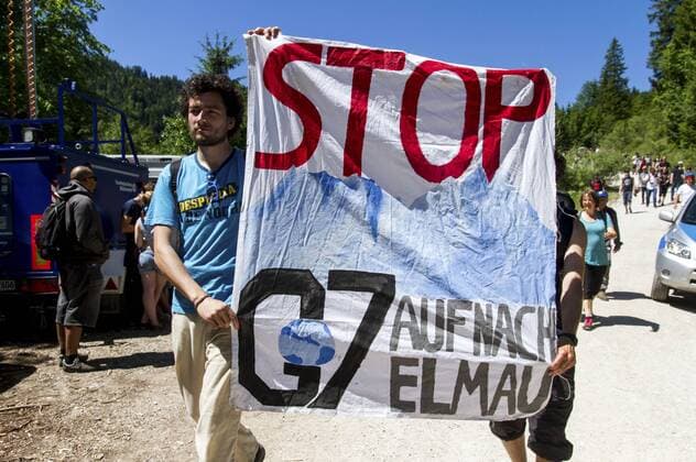Sternmarsch von Garmisch-Partenkirchen anlässlich des 41. G7 Gipfels auf Schloss Elmau. An dem Protestzug beteiligten sich laut Polizei rund 650 Teilnehmer. Garmisch-Partenkirchen, 07.06.2015 Foto:xM.xGolejewskix xFuturexImage