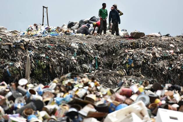AKTUELLES ZEITGESCHEHEN Fotostory - Größte Mülldeponie Afrikas bei Nairobi Scavengers prepare the garbage for weighing at Dandora dumpsite in suburban Nairobi, Kenya, June 4, 2015. Located in east suburb of Kenya¡¯s capital Nairobi, the Dandora dumpsite which receives about 2000 tons urban garbage from Nairobi into its 30 acre i.e. 120,000 square meters, area everyday is one of the largest one of its kind in Africa. According an UNEP report, the Dondora dumpsite has been a threat to the health of both the local residents living on collecting trash and the local environment. ) KENYA-NAIROBI-DANDORA DUMPSITE SunxRuibo 