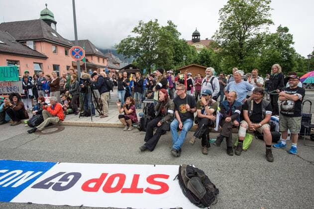 Rund hundert Demonstranten haben sich Montag (08.06.15) in Garmisch-Partenkirchen vor dem Bahnhof zu einer Abschlusskundgebung gegen den G7-Gipfel versammelt. Der anschliessende Demonstrationszug durch die Stadt wurde abgesagt. Der G-7-Gipfel am Sonntag und Montag auf Schloss Elmau bei Garmisch-Patenkirchensteht unter strengsten Sicherheitsvorkehrungen. Das Treffen geht am Nachmittag mit einem Schlusskommunique zu Ende. Bundeskanzlerin Angela Merkel (CDU) empfaengt die Staats- und Regierungschefs der USA, Kanadas, Frankreichs, Grossbritanniens, Italiens und Japans. (Siehe epd-Meldungen vom 08.06.15) G7-Gipfelgegner beenden Protestaktionen Copyright: epd-bild ThomasxLohnes EDITORIAL USE ONLY
