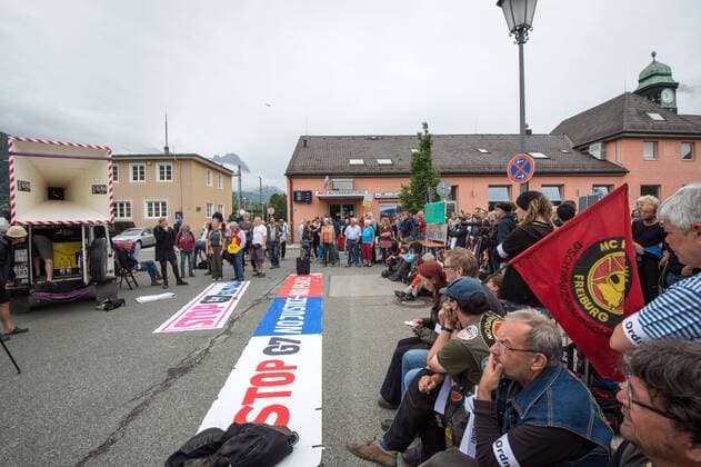 Rund hundert Demonstranten haben sich Montag (08.06.15) in Garmisch-Partenkirchen vor dem Bahnhof zu einer Abschlusskundgebung gegen den G7-Gipfel versammelt. Der anschliessende Demonstrationszug durch die Stadt wurde abgesagt. Der G-7-Gipfel am Sonntag und Montag auf Schloss Elmau bei Garmisch-Patenkirchensteht unter strengsten Sicherheitsvorkehrungen. Das Treffen geht am Nachmittag mit einem Schlusskommunique zu Ende. Bundeskanzlerin Angela Merkel (CDU) empfaengt die Staats- und Regierungschefs der USA, Kanadas, Frankreichs, Grossbritanniens, Italiens und Japans. (Siehe epd-Meldungen vom 08.06.15) G7-Gipfelgegner beenden Protestaktionen Copyright: epd-bild ThomasxLohnes EDITORIAL USE ONLY