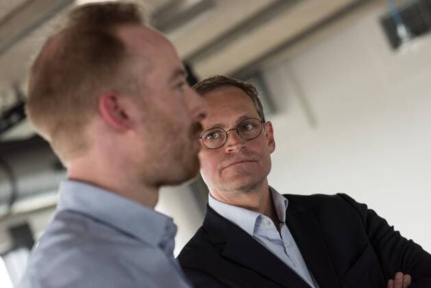 Berlin Wirtschaft Zalando Berlins Buergermeister Michael Mueller (rechts im Bild) besuchte am Montag den 8. Juni 2015 die IT-Abteilung des Online-Modeunternehmen Zalando in Berlin. Er lies sich von den Zalando-Vorstandsmitgliedern Rubin Ritter (links im Bild) und David Schneider die Plaene der Firma fuer die kommenden Jahre erklaeren. 8.6.2015, Berlin