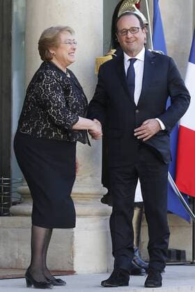 French President Francois Hollande (R) welcomes Chile s President Michelle Bachelet at the Elysee Palace before a meeting in Paris, France, June 8, 2015. ) FRANCE-PARIS-CHILE-PRESIDENT-VISIT TheoxDuval 
