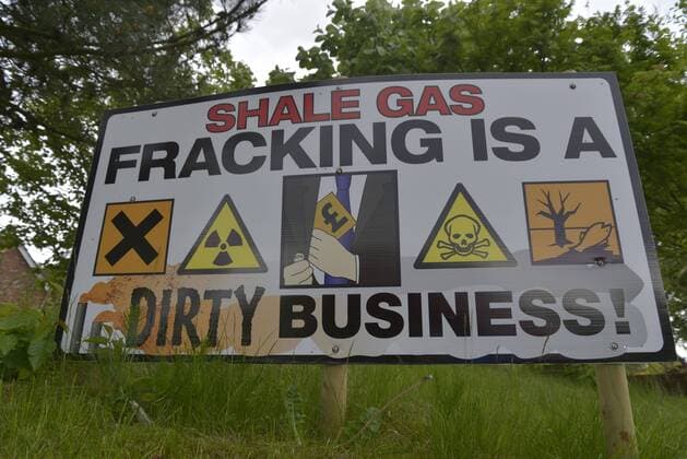 IMAGO Nature: Unsere Erde, Umweltverträgliche Herausforderungen des 21. Jahrhunderts, Fracking June 9, 2015 - Little Plumpton, Lancashire, UK - A sign demonstrating, against the gas extraction method of hydraulic fracturing, in Great Plumpton, Lancashire, UK, on Tuesday 9th June 2015. Great Plumpton is close to an area in which Cuadrilla, the firm who is interested in hydraulically fracturing, also known as fracking, the area for shale gas. -- Lancashire County Council are to decide on whether to allow the fracking in the Fylde area of the county. The firm Cuadrilla wishes to hydraulically fracture in the Little Plumpton and Roesacre to collect shale gas and sell the gas to the energy, it is claimed, to produce cheaper fuel. However, the local residents are opposed to the scheme due to the threats to the environment, health and house prices. Little Plumpton UK  - ZUMAn230
