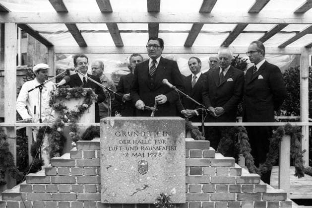 75 Jahre Deutsches Museum, München 1978, Bundesinnenminister Werner Maihofer (FDP) hält während der Grundsteinlegung der Halle für Luft und Raumfahrt eine Ansprache, daneben Bundespräsident Walter Scheel (FDP, 2.v.re.)