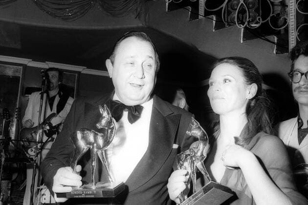 Bambi Verleihung 1977 in München, die Preisträger Außenminister Hans Dietrich Genscher (FDP) und Schauspielerin Marthe Keller