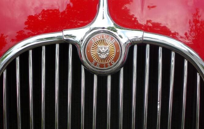 _150614 wpBerlin : zuerst eine Rechenaufgabe : 2.000 OLDTIMER auf 2.000 Meter Ku-Damm macht pro OLDIE einen Meter; 3 Tage war Berlins beliebteste Flaniermeile vom Olivaer Platz bis zur Joachimsthaler Straße gesperrt,. damit geschätzte 750.000 Besucher die automobile Geschichte hautnah erleben konnten; besonders stark vertreten waren die bekannten Vehikel der amerikanischen Marken Chrysler, Ford und GM; neben Karossen, die einwandfrei bestimmten Persönlidchkeiten zu geordnet werden können, wie etwa der Thunderbird von Marylin Monroe, gab es die sogenannten muscle cars, die heute wieder im Kommen sind; die Hubraum- und PS-Protze wie Mustang und Corvette waren in mehreren Exemplaren und Modellvarianten ausgestellt; Foto : die Front eines Jaguar FK 150 OLDTIMER erzählen Automobilgeschichte am Ku-Damm