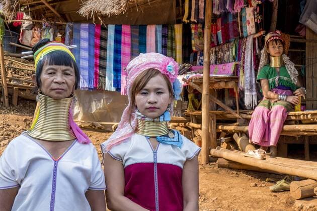 IMAGO Nature: Unsere Erde, Naturschutz, Indigene Völker Langhals-Frauen vom Stamm der Karen, Thailand, Chiang Rai Long Neck Karens, Thailand, Chiang Rai BLWS397183