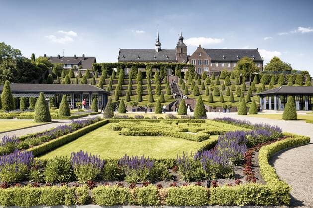  Ehemaliges Kloster und Klostergärten, Kloster Kamp, Kamp-Lintfort, Niederrhein, Nordrhein-Westfalen, Deutschland, Europa Copyright: imageBROKER/AndreasxMechmann iblcvu04157791.jpg