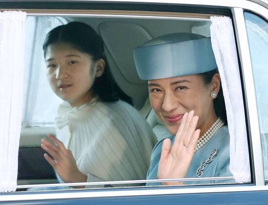 TOKYO, Japan - Crown Princess Masako (R) enters the Imperial Palace in Tokyo on Dec. 9, 2012, to greet Emperor Akihito and Empress Michiko, as the princess turned 49. At left is her daughter Princess Aiko. (Pool photo)  1209037