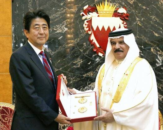 MANAMA, Bahrain - Japanese Prime Minister Shinzo Abe (L) receives a gift from Bahraini King Hamad bin Isa al-Khalifa in Manama on Aug. 25, 2013. (Pool photo by Kyodo News)  0826007
