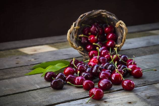 Organic cherries, basket  LVF003441