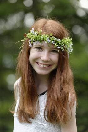  Blumenkind, Mädchen mit Blumenkranz im Haar Copyright: imageBROKER/BildverlagxBahnmüller ibxdwb04158154.jpg