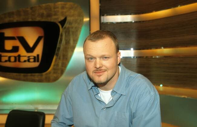 Der Moderator Stefan Raab an seinem Schreibtisch im TV Total Studio am 01.03.2001 in Köln.