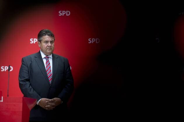 Sigmar Gabriel - PK Parteikonvent Vorratsdatenspeicherung DEU, Deutschland, Germany, Berlin, 20.06.2015 Sigmar Gabriel, Bundesminister fuer Wirtschaft und Energie, Vizekanzler und Vorsitzender der SPD, anlaesslich der Pressekonferenz im Anschluss an den Parteikonvent, Kleiner Parteitag, im Willy-Brandt-Haus, der Parteizentrale der SPD, in Berlin. Sigmar Gabriel, Chairman of Germany s Social Democratic Party SPD, during a press conference of the SPD after a party convention at the headquarters of Germany s Social Democratic Party SPD in Berlin