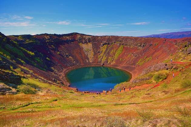 Der Kerid ist ein Kratersee in Island. Er ist der östlichste von fünf Kratern der zum postglazialen Grimsnes-Vulkanfeld gehörenden Kraterreihe Tjarnarholar, die ihrerseits zum Eruptionsgürtel im Reykjanes Langjökull Gebiet zählen. Kerid liegt in der Region Sudurland an der Straße von Selfoss ins Haukadalur. Kratersee Kerid ( Island ) - KeriÃ°