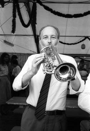 Bürgerfest Kleinhadern 1983, Bundesminister der Justiz Hans A. Engelhard (FDP) mit Trompete