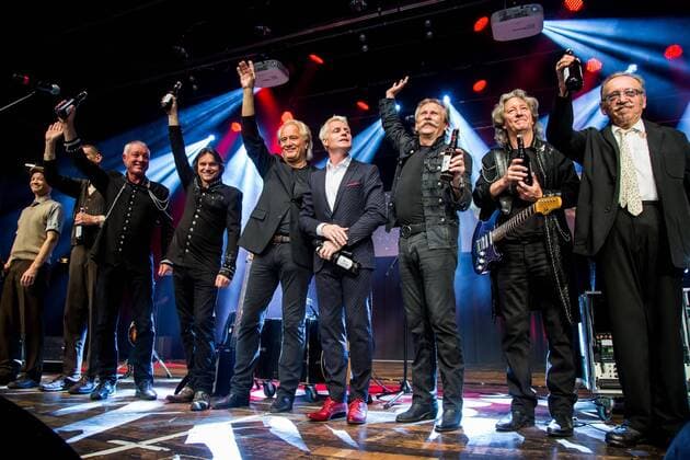 22.06.2015, MO Moers KL Kamp Lintfort , Stadthalle Kamp Lintfort an der Moerser Straße , PS-Auslosung zum 150. Sparkassen-Jubiläum. Die Höhner mit Guido Cantz und dem Ensemble Sport the Drop. v.l. Spot the Drop , Peter Werner , Jens Streifling , Hannes Schöner , Guido Cantz , Henning Krautmacher , John Parsons , Janus Fröhlich.