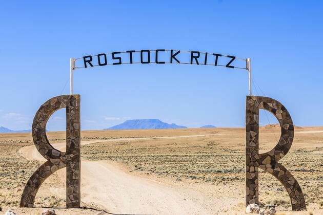  Tor zur Rostock Ritz Desert Lodge, Namib-Naukluft-Park, Namibia, Afrika Copyright: imageBROKER/MarkusxObländer iblmac04158323.jpg