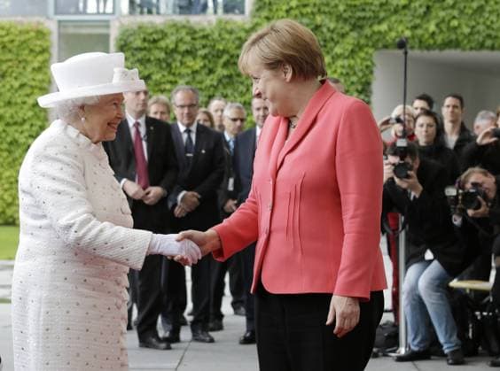 Berlin, Bundeskanzleramt, Besuch der Königin des Vereinigten Königreichs Großbritannien und Nordirland, Elizabeth II., und Prinz Philip, Begrüßung durch Bundeskanzlerin Angela Merkel