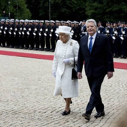 Deutschland, Berlin, Schloss Bellevue, Besuch der Königin des Vereinigten Königreichs Großbritannien und Nordirland, Elizabeth II., und Prinz Philip, BegruÌˆßung durch Bundespräsident Joachim Gauck mit militaÌˆrischen Ehren, 24.06.2015