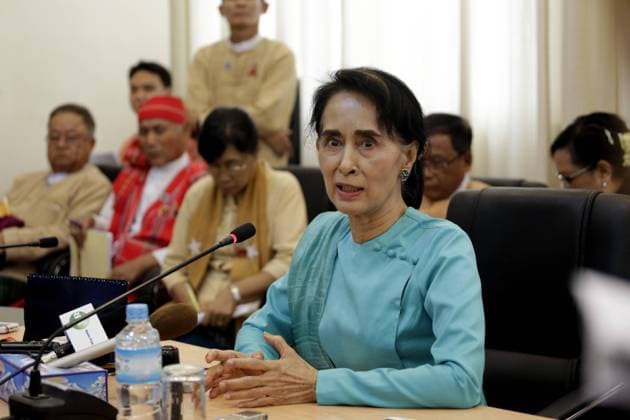 NATUR Myanmar: Oppositionsführerin Aung San Suu Kyi (150625) -- NAY PYI TAW, June 25, 2015 -- Leader of Myanmar s National League for Democracy (NLD) Aung San Suu Kyi (front) speaks to media after attending the 12th regular session of the Union Parliament in Nay Pyi Taw, Myanmar, June 25, 2015. Myanmar s parliament on Thursday vetoed all six sections of the amendment bill but one after a three-day debate. ) (zjy) MYANMAR-NAY PYI TAW-AUNG SAN SUU KYI UxAung 