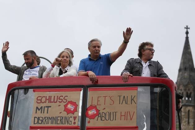 Klaus Wowereit, ehemaliger Regierender Bürgermeister von Berlin, mitte, Christopher Street Day 2015 in Berlin CSD, Schwulenparade, Lesbenparade, Parade, gays, gay, lesbian, Veranstaltung, Umzug, Demonstration, Event, Veranstaltung, Schwule, Lesben Umzug vom Kurfürstendamm bis zur Siegessäule Berlin, 27.6.2015 KOE-