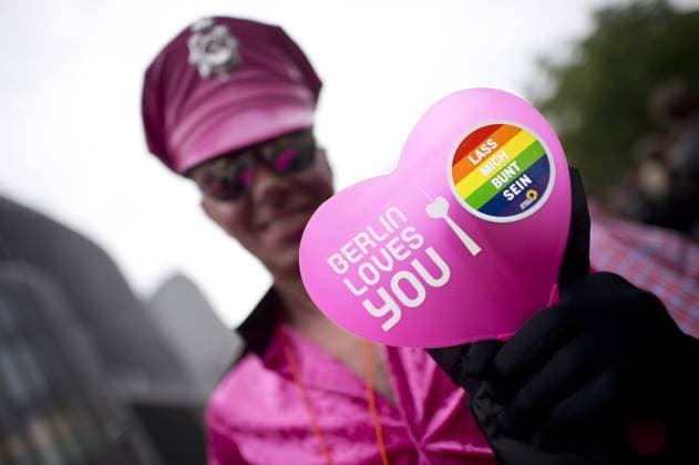 Christopher Street Day CSD DEU, Deutschland, Germany, Berlin, 27.06.2015 Demonstrant mit Plakat Berlin loves you uf der schwul-lesbischen Gedenkparade Christopher Street Day CSD unter dem Motto Wir sind alle anders. Wir sind alle gleich in Berlin. Die Anerkennung einer Ehe fuer alle steht in diesem Jahr im Zentrum der CSD-Parade. In den USA hatte am Freitag das hoechste Gericht erklaert, dass Schwule und Lesben kuenftig in allen 50 Bundesstaaten heiraten duerfen. Participants with poster Berlin loves you at the Berlin s annual Christopher Street Day CSD parade in Berlin. Gays and lesbians all around the world are celebrating the Christopher Street Day gay and lesbian pride parade. Berlin, known as a tolerant and open city, has a very active gay community. This year an equal marriage of gays and lesbians and a fight against Homophobia are the focus of the protest
