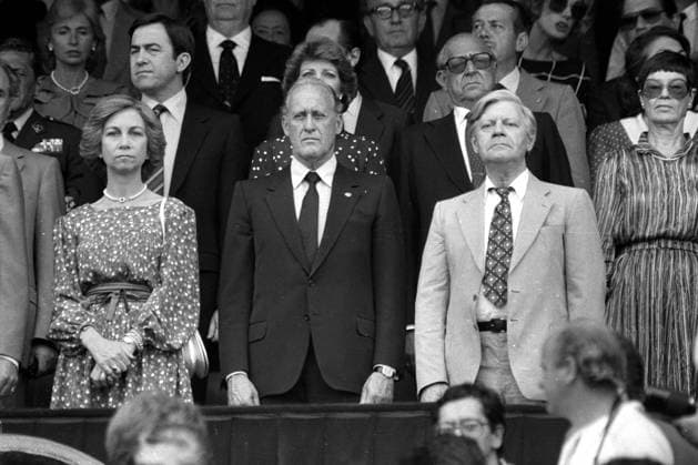 v.li.: Königin Sofia von Spanien, FIFA-Präsident Joao Havelange, Bundeskanzler Helmut Schmidt und dessen Frau Loki beim Finale der Fußball-Weltmeisterschaft BR Deutschland - Italien in Madrid