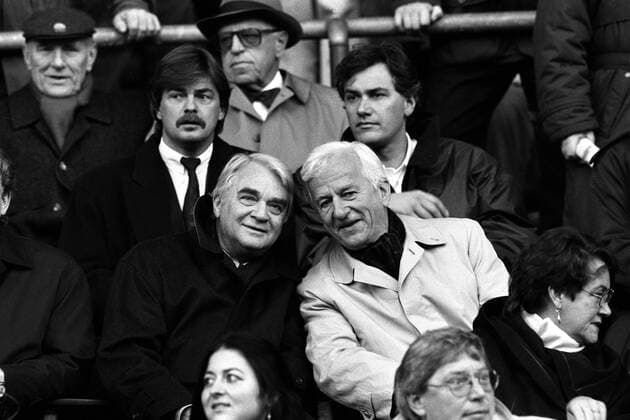 Hans Schwier (li., Kultusminister Nordrhein-Westfalen) und Bundespräsident Richard von Weizsäcker beim Spiel Borussia Dortmund - Karlsruher SC