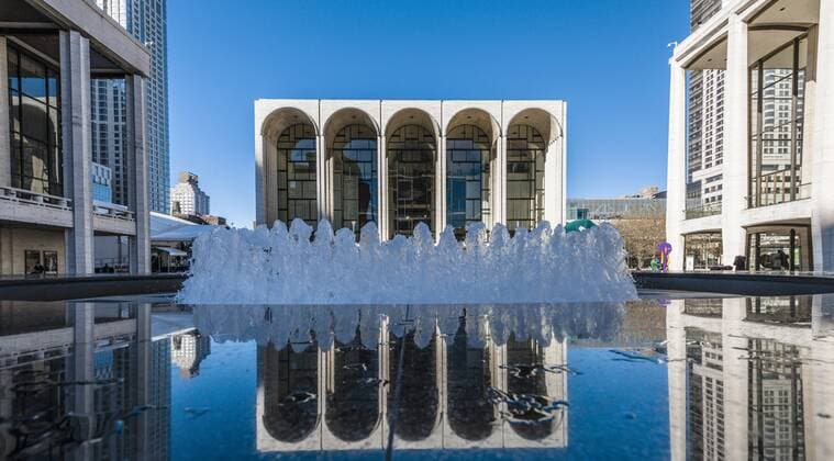Architektur von Philip Johnson World Metropolitan Opera House reflected in fountain. MikexKirk LOOPxIMAGES MKK6514WT119
