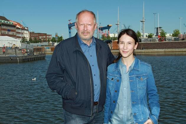 NDR - Tatort Borowski und die große Stille . Schauspieler Axel Milberg und Schauspielerin Sibel Kekilli während eines Set- und Pressetermins zum NDR - Tatort Borowski und die große Stille am 01.07.2015 an der Holstenbrücke in Kiel.