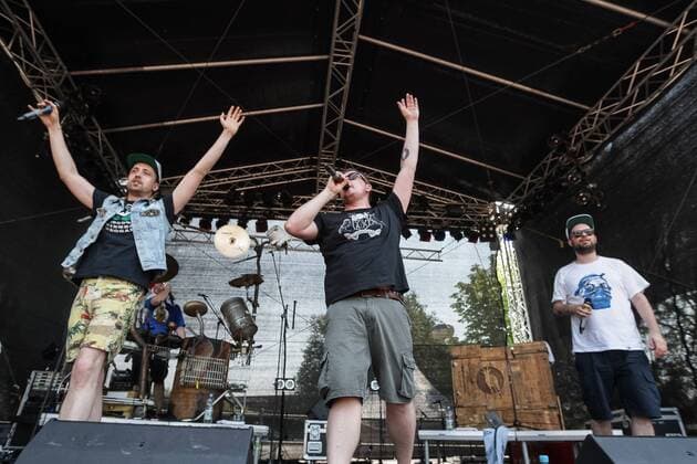 Die Band Antilopen Gang steht am 04. Juli 2015 im Rahmen des Vainstream Festivals in Münster auf der Bühne. Festival - Antilopen Gang beim Vainstream Festival 2015