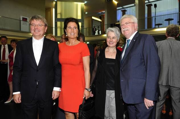 Dr. Theodor Weimer (Vorstand HVB) mit Ehefrau Silke und Martin Zeil mit Ehefrau UniCredit Festspiel-Nacht HVB-Forum HypoVereinsbank Filmfest München 04. Juli 2015