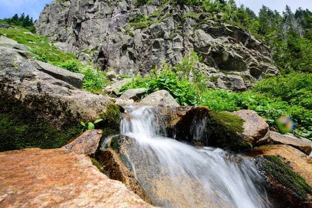 Die Elbfälle stürzen sich unterhalb der Elbfallbaude (Labska Bouda) im Riesengebirge in die Tiefe.