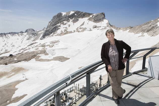 Bundesumweltministerin Barbara Hendricks am 06.07.2015 auf der Zugspitze, mit 2962 m Deutschlands hoechstem Berg (Foto: im Hintergrund der schwindende Gletscher). Das Zugspitzmassiv in den Ostalpen liegt suedwestlich von Garmisch-Partenkirchen in Bayern und im Norden Tirols. Der Klimawandel in den Alpen war das Thema einer eintaegigen Pressereise von Bundesumweltministerin Barbara Hendricks und der Bayerischen Umweltministerin Ulrike Scharf. Auf der Zugspitze haben die Ministerinnen die Umweltforschungsstation Schneefernerhaus besucht. Dort berichteten Wissenschaftler ueber die Ergebnisse an einer der weltweit wichtigsten Mess-Stationen fuer CO2 und andere Treibhausgase. Die Temperaturentwicklung in den Alpen und ihre Folgen fuer Wasser und Natur waren weitere Schwerpunkte vor Ort. Auch das Schwinden eines der letzten Gletscher Deutschlands ist von dort aus gut zu sehen. Anlass der Reise Copyright: epd-bild mck EDITORIAL USE ONLY