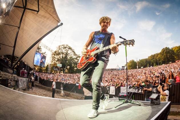 Sunrise Avenue auf der Loreleybuehne Rheinland-Pfalz Frontmann Samu (Aleksi) Haber, finnischer Saenger, Gitarrist und Songwriter, der finnischen Rockband Sunrise Avenue, tritt am Samstag 11.07.2015 auf der Freilichtbuehne Loreley bei St. Goarshausen auf.