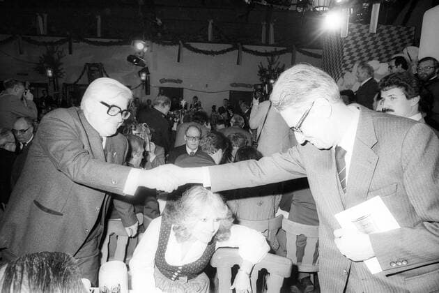 München 1981: Salvator Anstich, Reinhold Vöth (CSU) begrüßt Berlins Regierenden Bürgermeister Hans Jochen Vogel (SPD) über Brigitte März (Bayrischer Rundfunk) hinweg