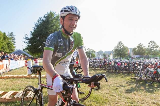 Roth Bundesjustizminister Heiko Maas (SPD) mit seinem Fahrrad auf dem Weg aus der Wechselzone Deutsche Meisterschaften der Langdistanz, Challenge Roth, Triathlon, 12.07.2015, Schülerx xEibner-Pressefoto EP_jse Copyright: imagoxsportfotodienst imago 20405016