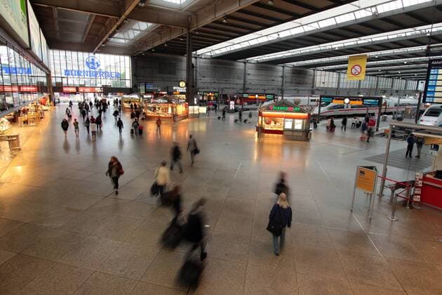 eilende Reisede am frühen Morgen in der Bahnhofshalle des Hauptbahnhof s München, Bayern, Deutschland