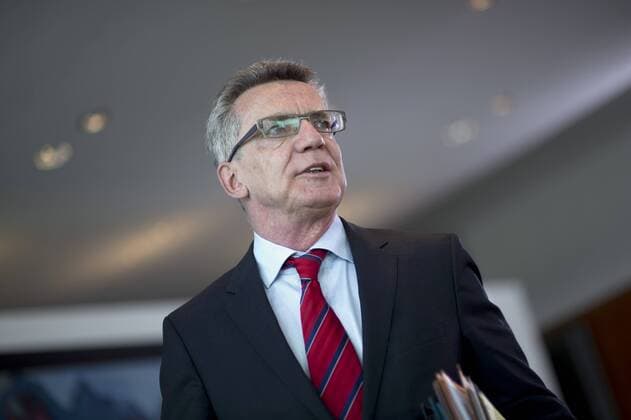 Thomas de Maiziere, Kabinettssitzung DEU, Deutschland, Germany, Berlin, 15.07.2015 Thomas de Maiziere, Bundesinnenminister CDU, vor der Kabinettssitzung im Berliner Kanzleramt. Kabinettsitzung, Bundeskanzleramt, Kabinett, Bundeskabinett, Bundespolitik, Deutsche Politik, Politiker, 2015. Thomas de Maiziere, Federal Minister of the Interior, CDU, during a cabinet meeting at the chancellor office in Berlin. Politics, Germany, political, Politician.