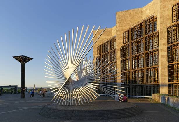 Architektur von Arne Jacobsen Skulptur Lebenskraft von Andreu Alfaro und Rathaus, Jockel-Fuchs-Platz, Mainz, Rheinland-Pfalz, Deutschland, Europa Copyright: imageBROKER/MartinxSiepmann iblman04188372.jpg
