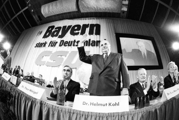 CSU Wahlkongress, München 1990, v.li.: Bundesminister der Finanzen Theo Waigel (CSU), Bundeskanzler Helmut Kohl (CDU), Bayerns Ministerpräsident Max Streibl (CSU)