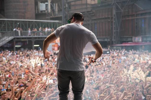Rund 6000 Musikbegeisterte Fans, feiern am Freitag (17.07.2015) die Premiere des Urban Art Festivals auf dem Gelände des Weltkulturerbe Völklingen. Im Bild: Der Auftritt von Kollegah mit Entourage.