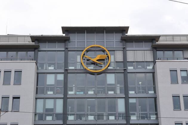 Logo der Lufthansa an dem Verwaltungsgebäude in Köln am 21.07.2015.