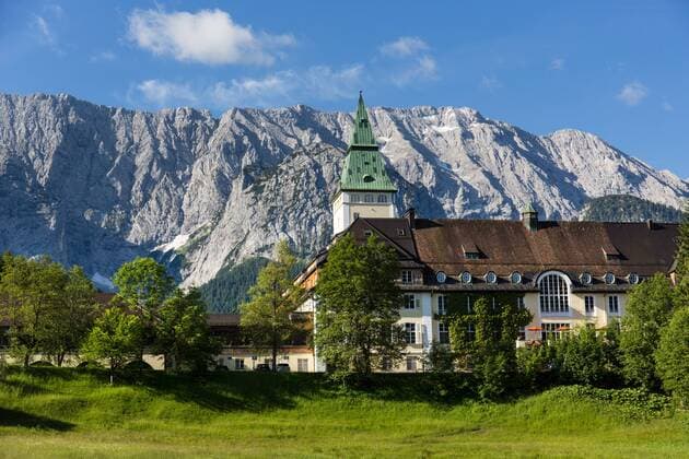  Schloss Elmau, Schlosshotel, Wettersteingebirge, Klais, Krün, Werdenfelser Land, Oberbayern, Bayern, Deutschland, Europa Copyright: imageBROKER/JosefxBeck iblsbe04192429.jpg