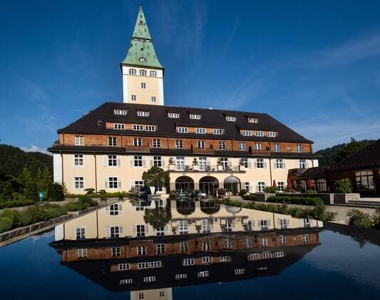  Schloss Elmau, Schlosshotel mit Turm spiegelt sich im Brunnen, Wettersteingebirge, Klais, Krün, Werdenfelser Land, Oberbayern, Bayern, Deutschland, Europa Copyright: imageBROKER/JosefxBeck iblsbe04192437.jpg
