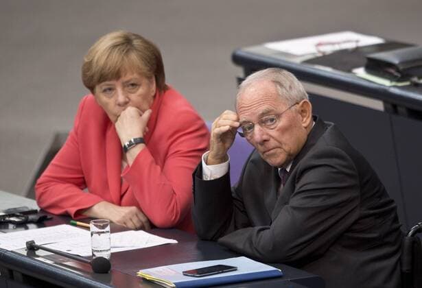 Bundeskanzlerin Angela MERKEL und Finanzminister Dr. Wolfgang SCHAEUBLE (vl beideCDU, Bundesministerium der Finanzen) 117. Plenarsondersitzung des Deutschen Bundestag zu den Verhandlungen der Bundesregierung ueber die Gewaehrung von Finanzhilfen an Griechenland im Reichstagsgebaeude in Berlin, Deutschland am 17.07.2015.