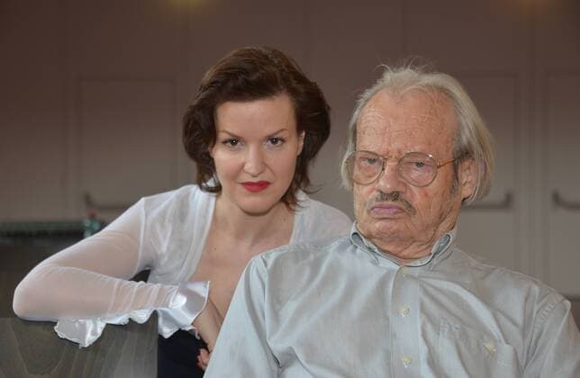 Konzert der Studio Dan mit der Sängerin Agnes Heginger - Eine Art Chansosns - im Rahmen der Salzkammergut Festwochen 2015 Gmunden im Veranstaltungszentrum MEZZO in Ohlsdorf. Dieses Bild zeigt die Sängerin Agnes Heginger mit dem Komponisten und Dirigenten Friedrich Cerha 2015 - Konzert der Studio Dan mit der Sängerin Agnes Heginger - Eine Art Chansons - im Rahmen der Salzkammergut Festwochen 2015 Gmunden im Veranstaltungszentrum MEZZO in Ohlsdorf - Sängerin Agnes Heginger mit dem Komponisten und Dirigenten Friedrich Cerh
