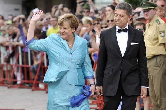 Bundeskanzlerin Dr. Angela MERKEL (CDU) mit Ihrem Ehemann Joachim SAUER Eroeffnung der Bayreuther Richard Wagner Festspiele. Roter Teppich am 25.07.2015. Gruener Huegel, Festspielhaus.Bayreuth.