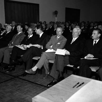Verleihung Großer Kulturpreis von Nordrhein Westfalen 1956, v.re.: Bildhauer Zoltan Szekessy, Maler Ernst Wilhelm Nay, Bildhauer Bernhard Heiliger, Architekt Paul Schneider Esleben, Komponist Hans Werner Henze